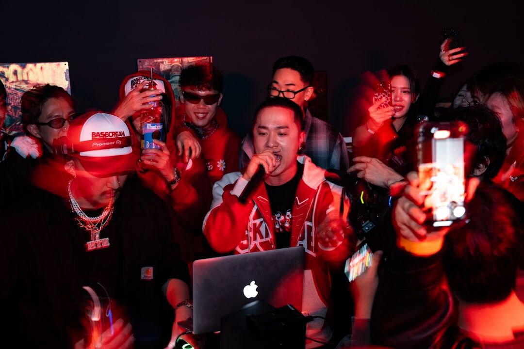 fans discussing online